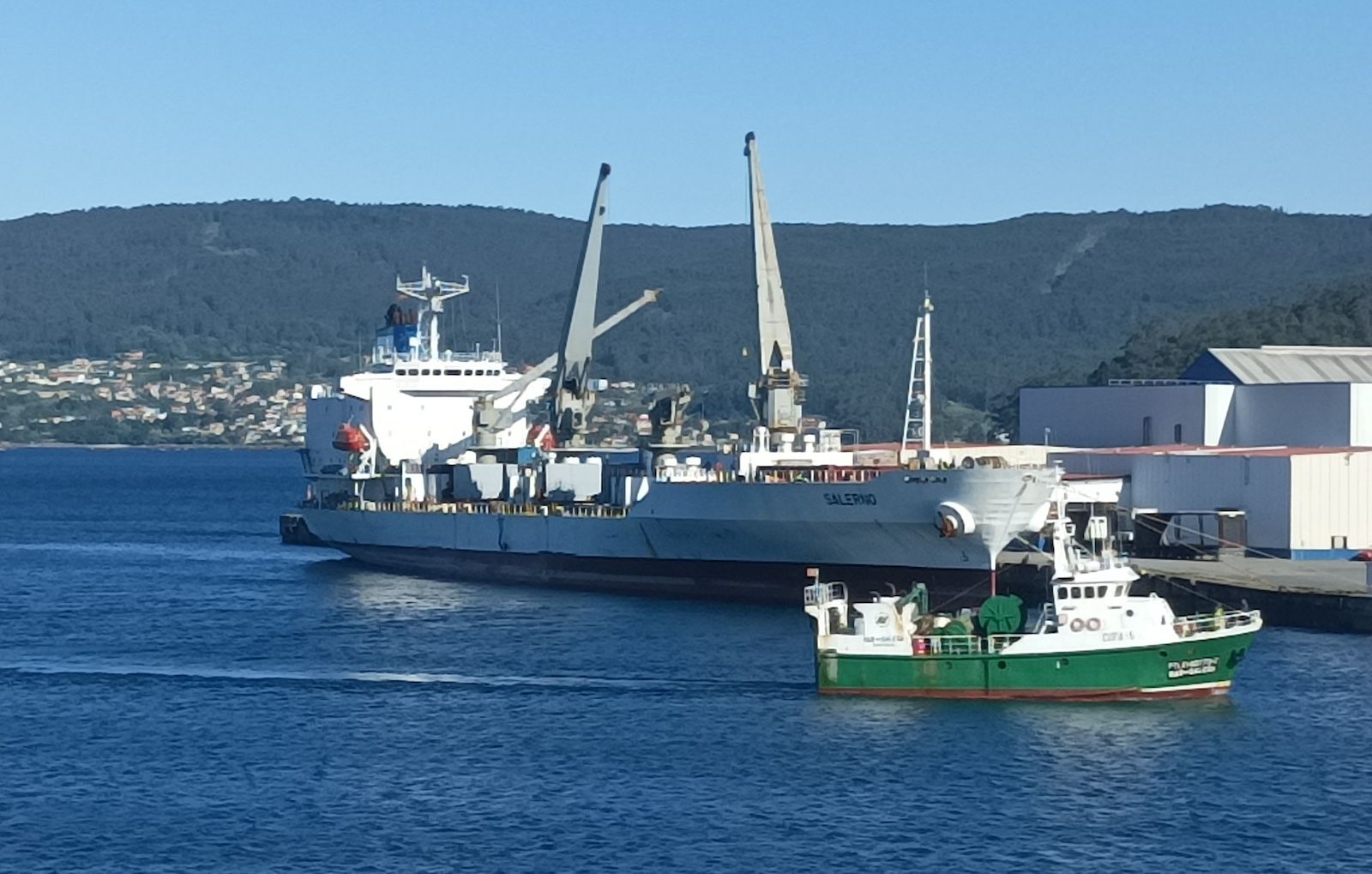 Buques operando en el puerto de Marín
