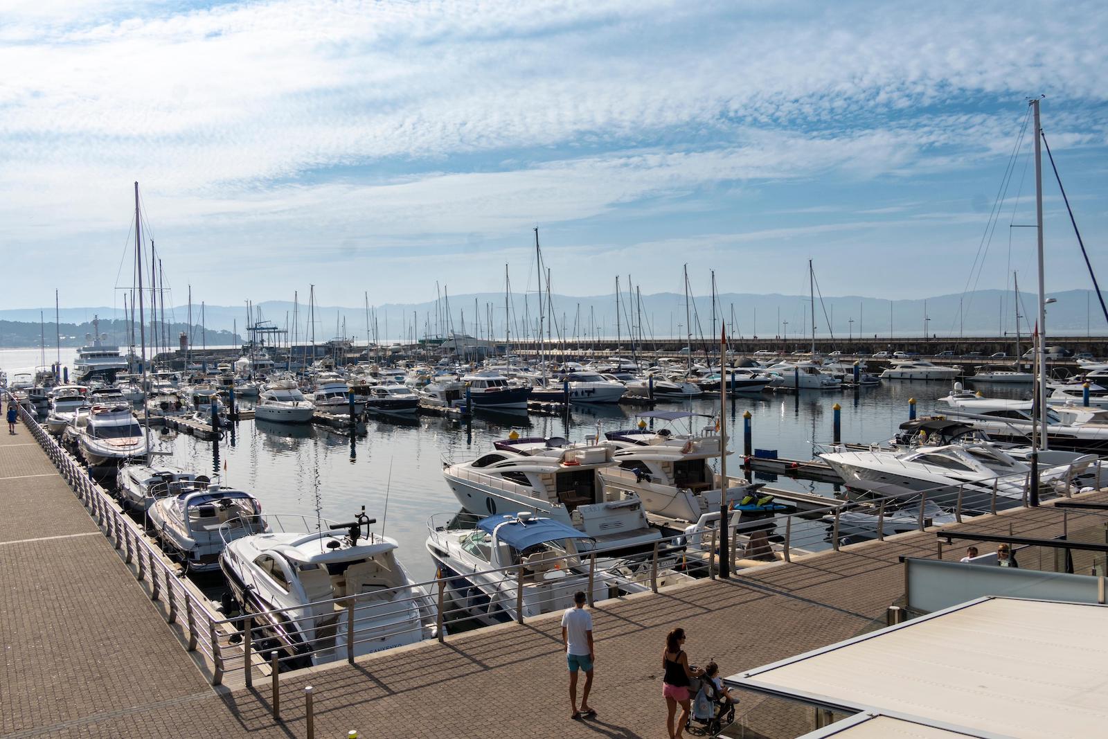 Barcos atracados no porto deportivo de Sanxenxo