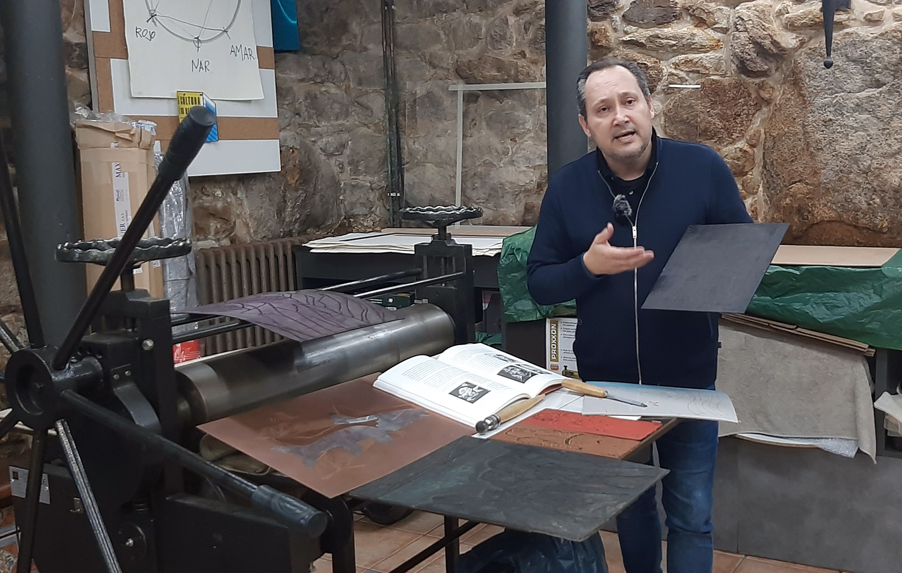 O documental fala do papel de Castelao como introdutor en Galicia do gravado ao linóleo
