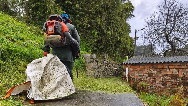 Operarios realizando limpeza de camiños en Raxó Operarios realizando limpeza de camiños en Raxó