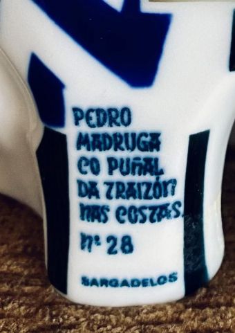 "Pedro Madruga co puña da traizón nas costas", na figura de Sargadelos "Pedro Madruga co puña da traizón nas costas", na figura de Sargadelos