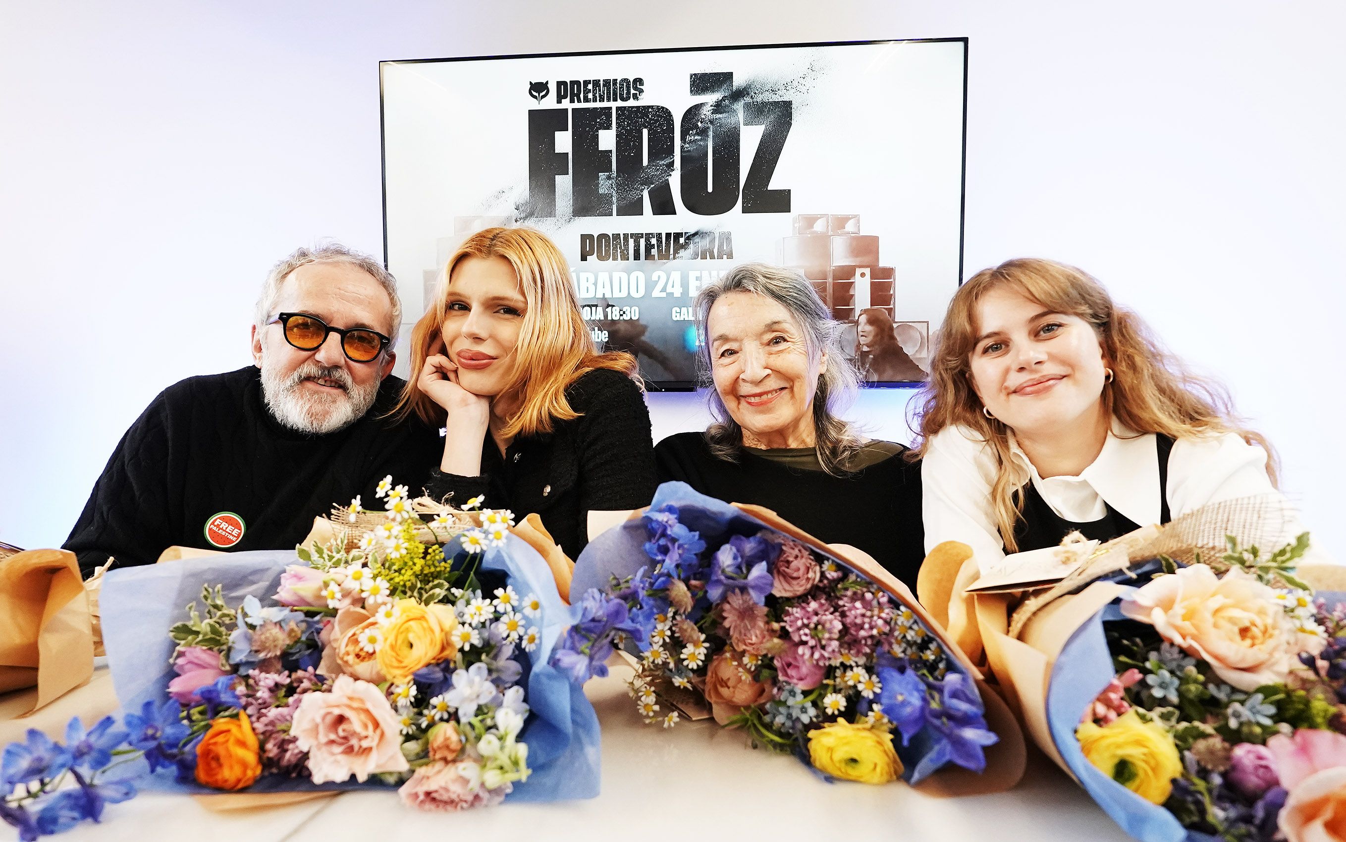 Os catro presentadores da gala dos Feroz, xunto aos organizadores 