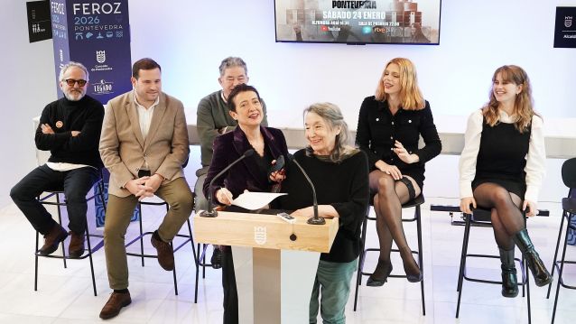 Los cuatro presentadores de la gala de los Feroz, junto a los organizadores Los cuatro presentadores de la gala de los Feroz, junto a los organizadores
