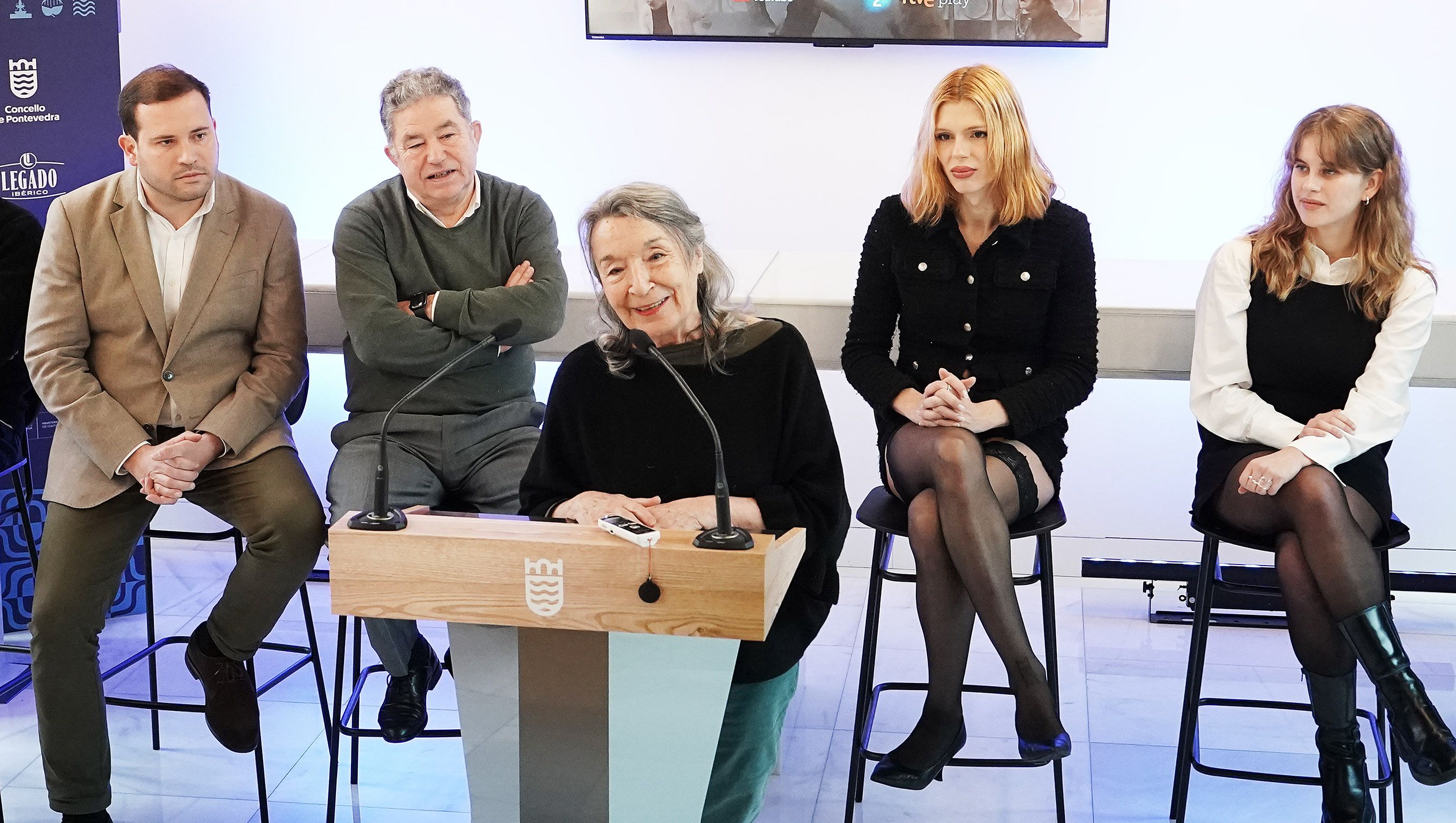 Os catro presentadores da gala dos Feroz, xunto aos organizadores Os catro presentadores da gala dos Feroz, xunto aos organizadores