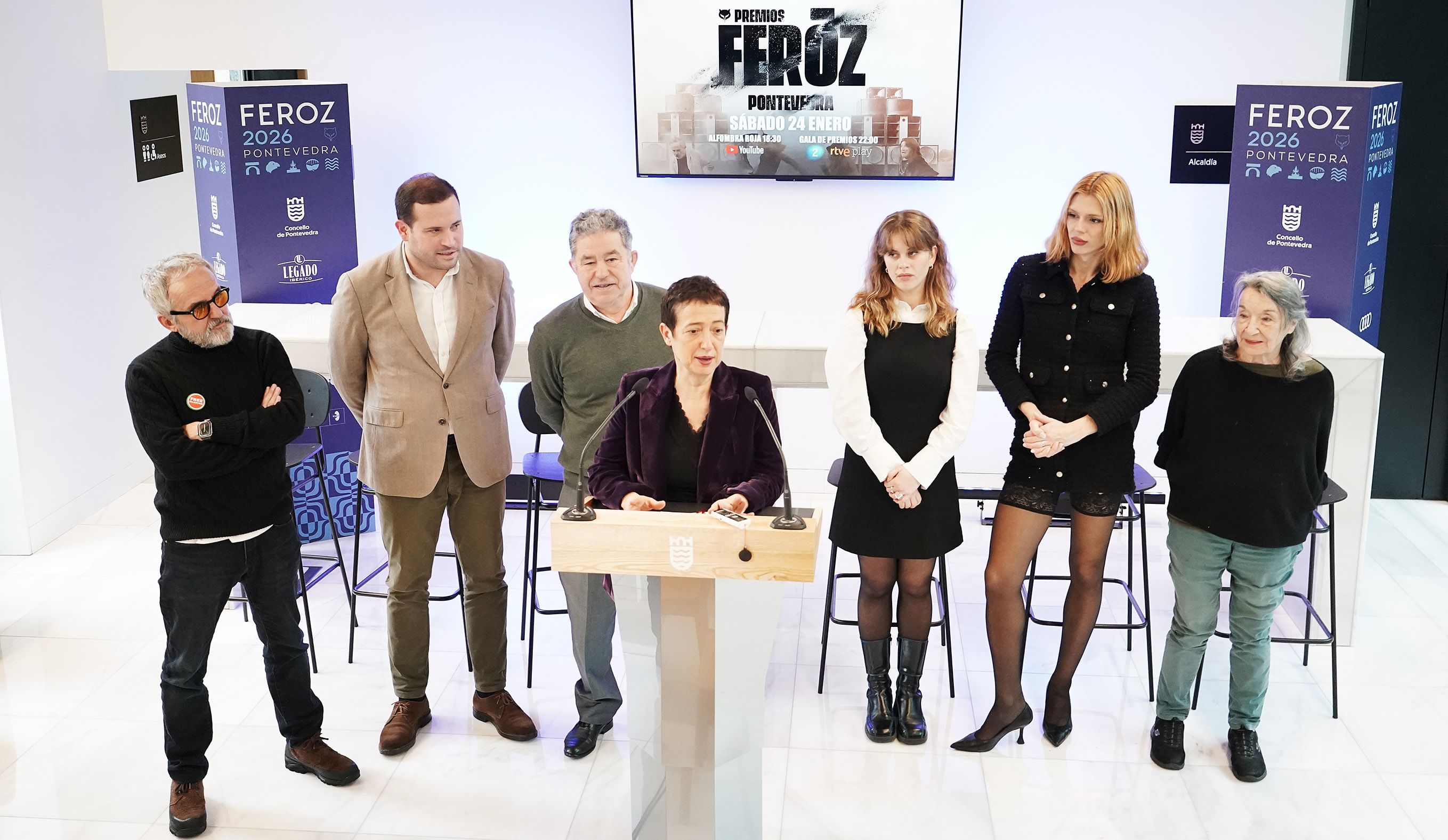 Os catro presentadores da gala dos Feroz, xunto aos organizadores Os catro presentadores da gala dos Feroz, xunto aos organizadores