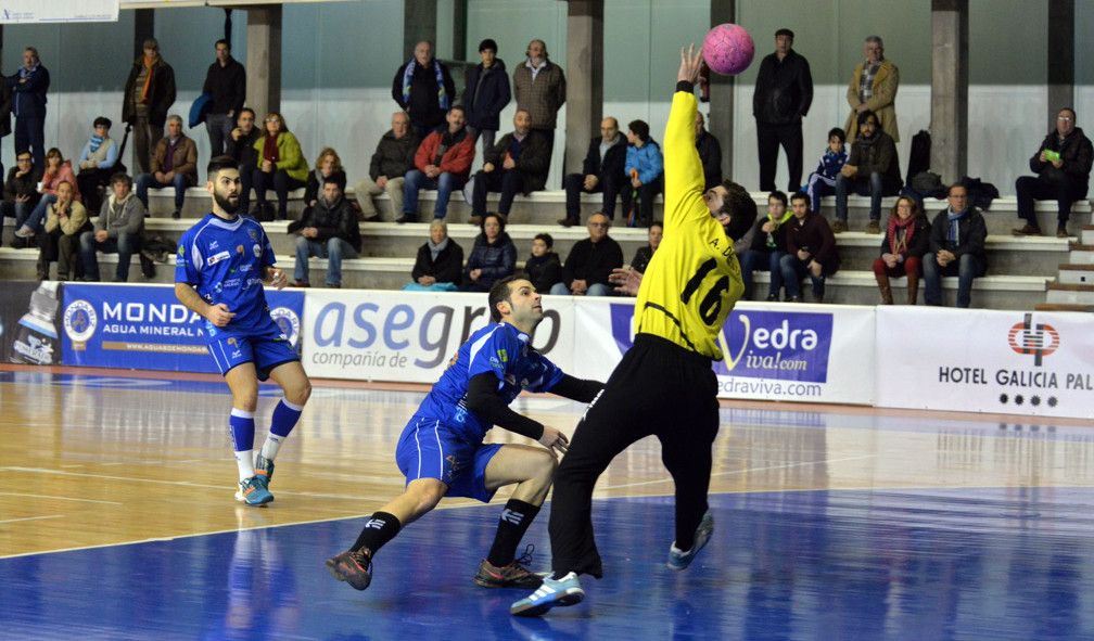 Andrés Delgado (dereita) durante un partido co Alcobendas no Municipal