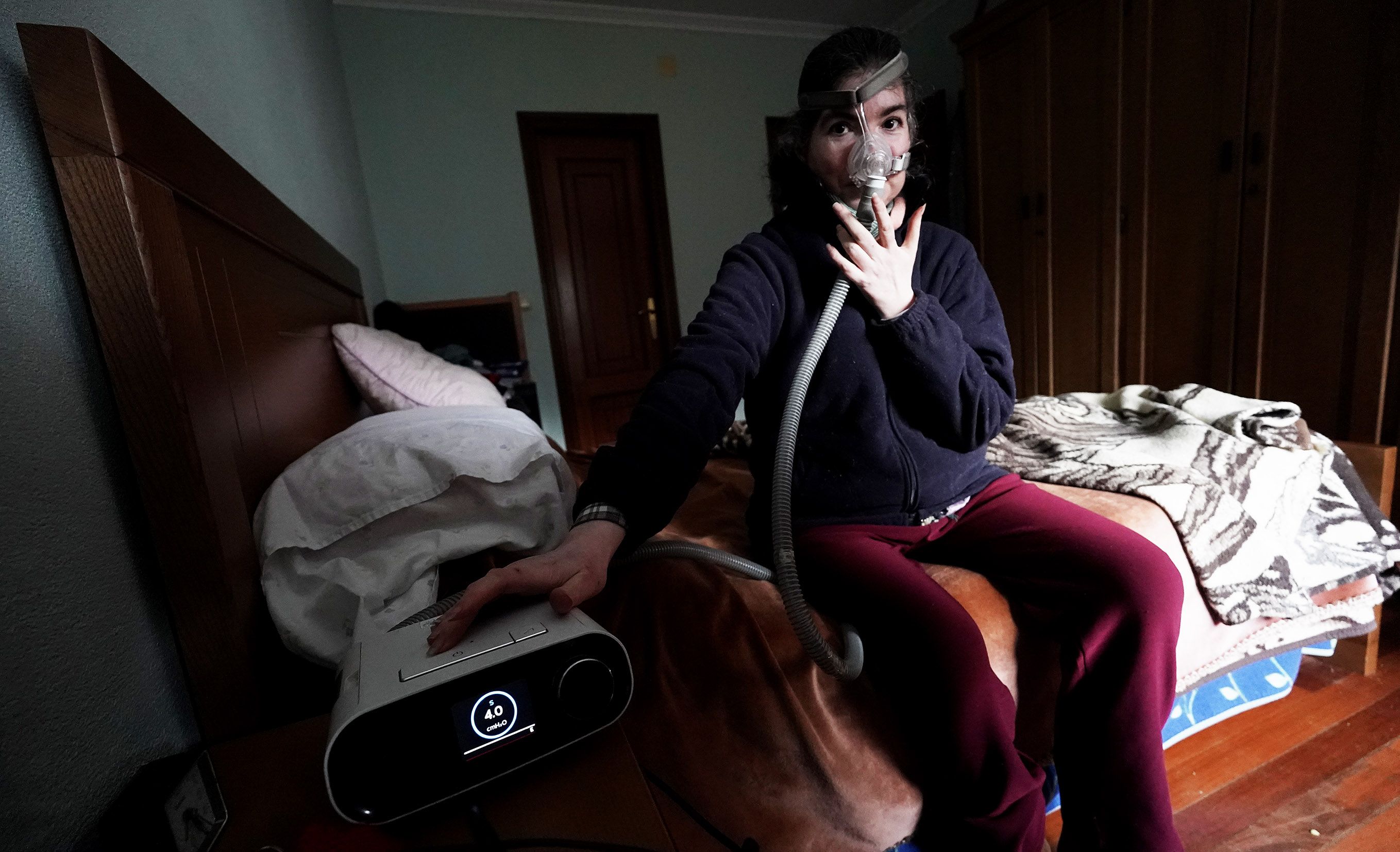 Milagros Lafuente, con el ventilador BIPAP que usa para dormir