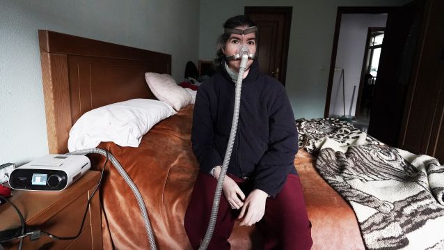 Milagros Lafuente, con el ventilador BIPAP que usa para dormir