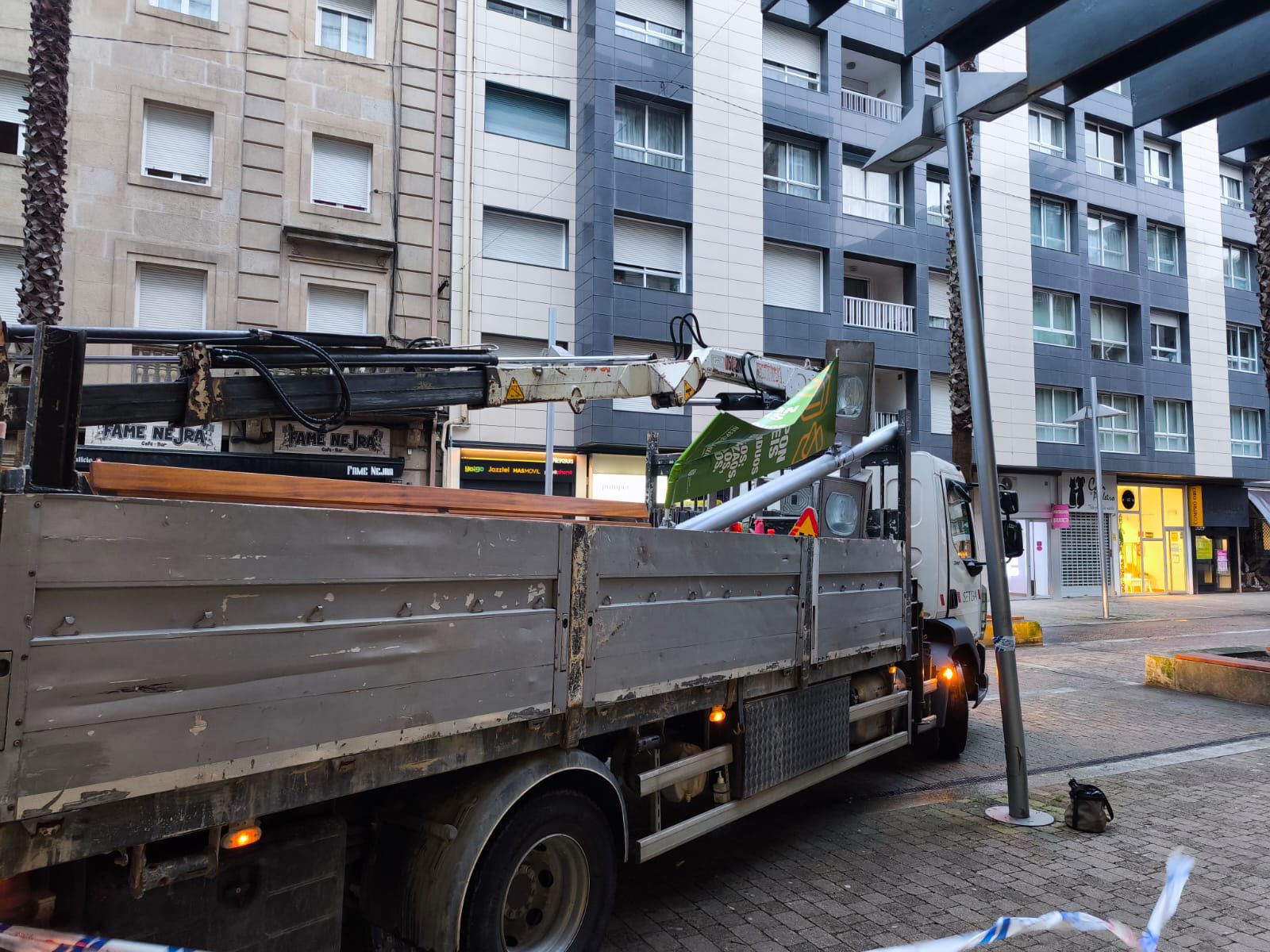 Farol derrubado pola borrasca Ingrid en Gutiérrez Mellado