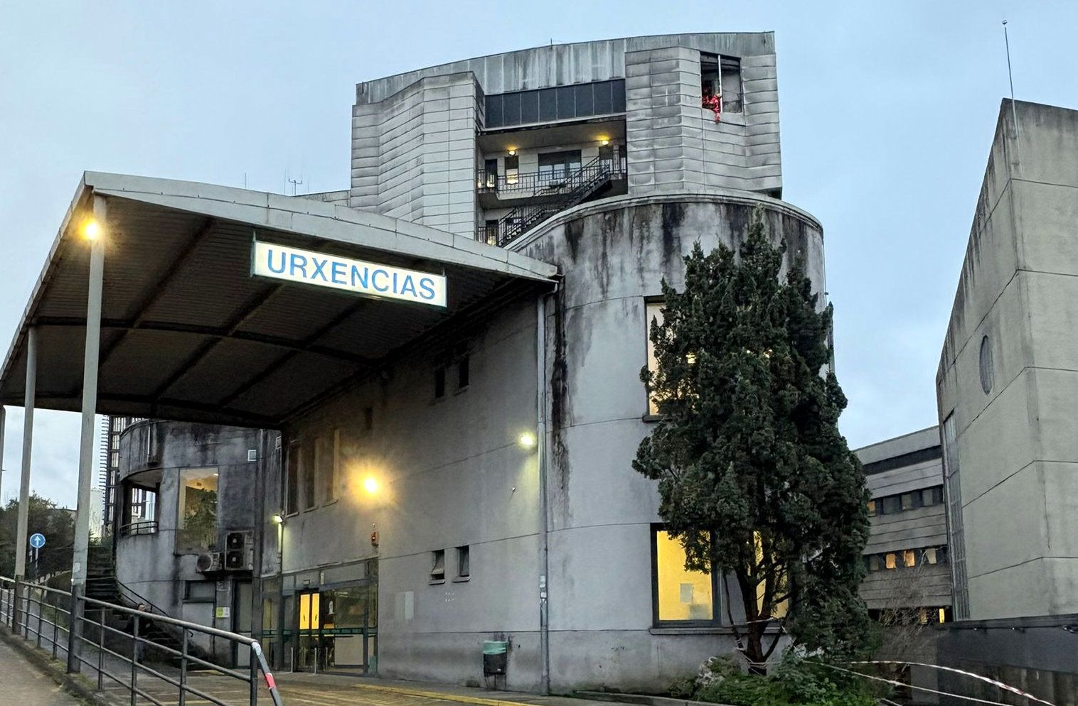 Un bombeiro observa os danos ocasionados pola borrasca no Hospital Montecelo