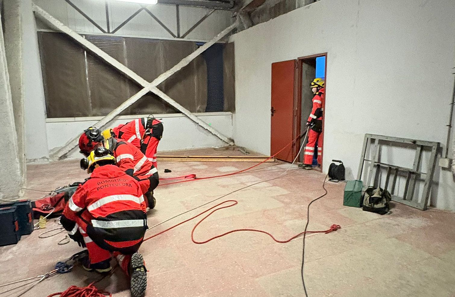 Bombeiros traballando no interior do Hospital Montecelo