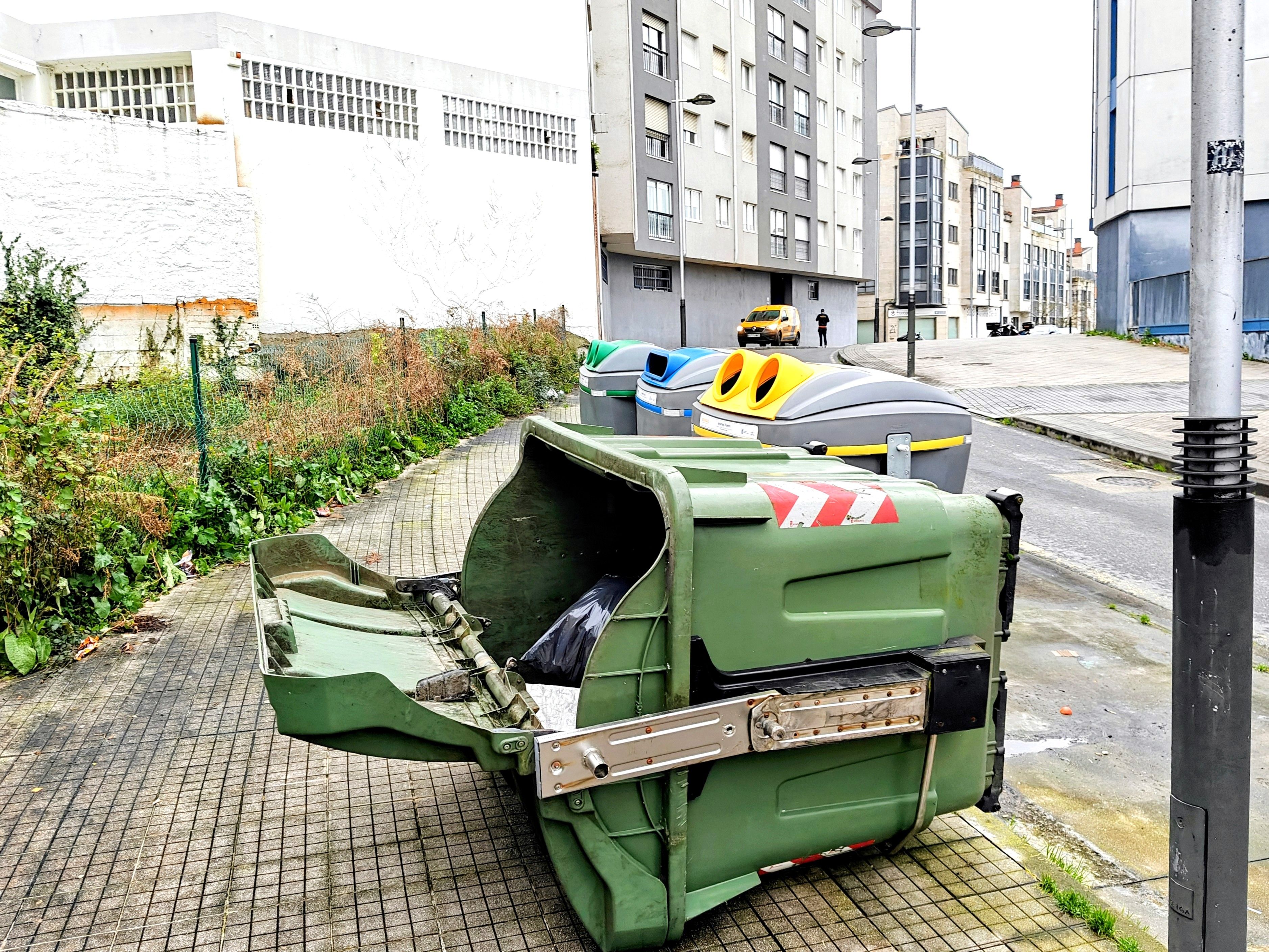 Contedor de lixo derrubado pola borrasca