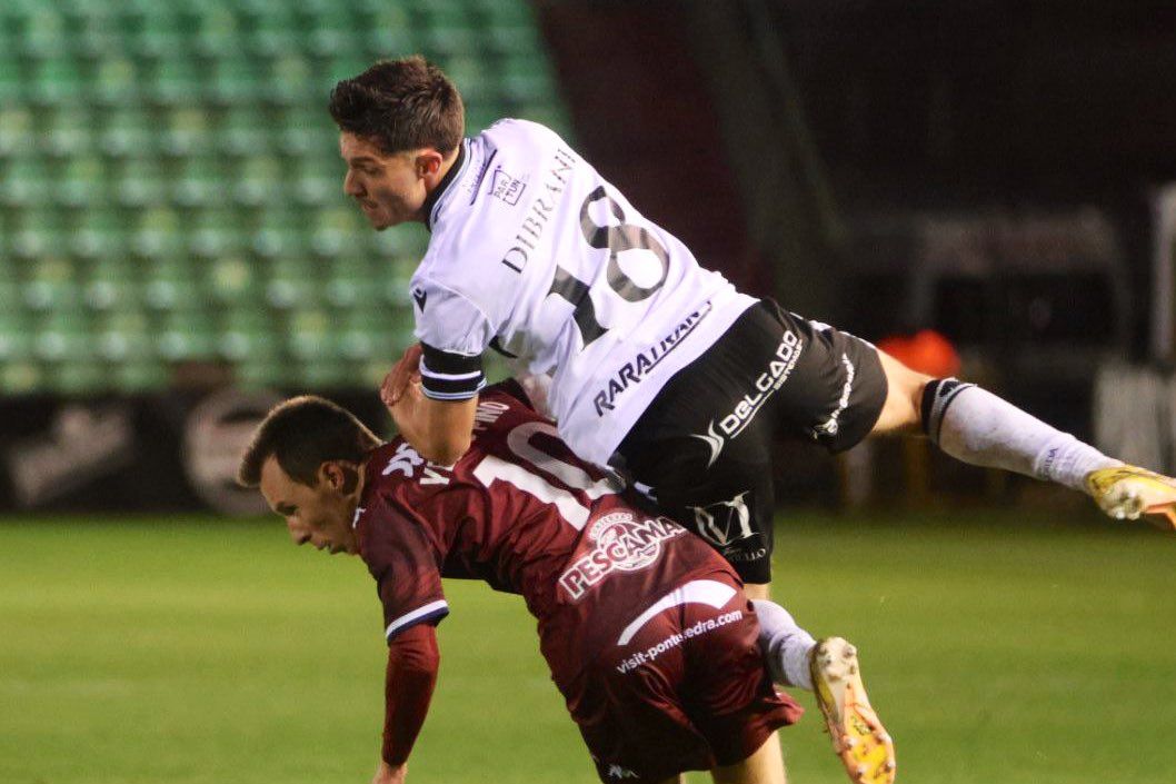 Partido de liga entre Mérida e Pontevedra no Estadio Romano