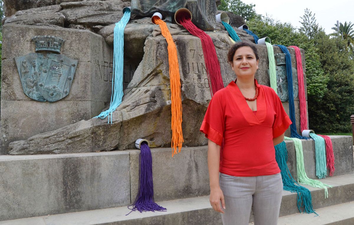 Intervención artística da estudante de Belas Artes Olga Rodríguez no monumento aos Heroes de Ponte Sampaio