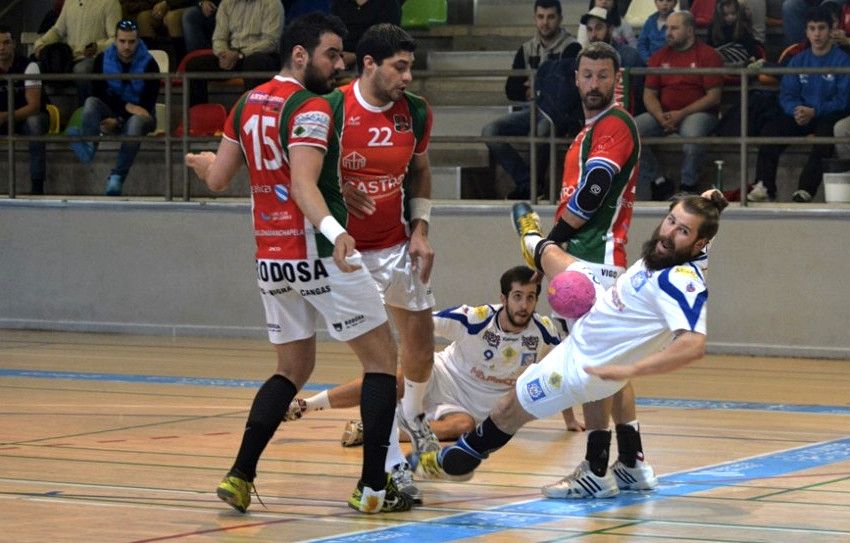 Iago Cuadrado (esquerda) no partido ante o Cisne no CGTD