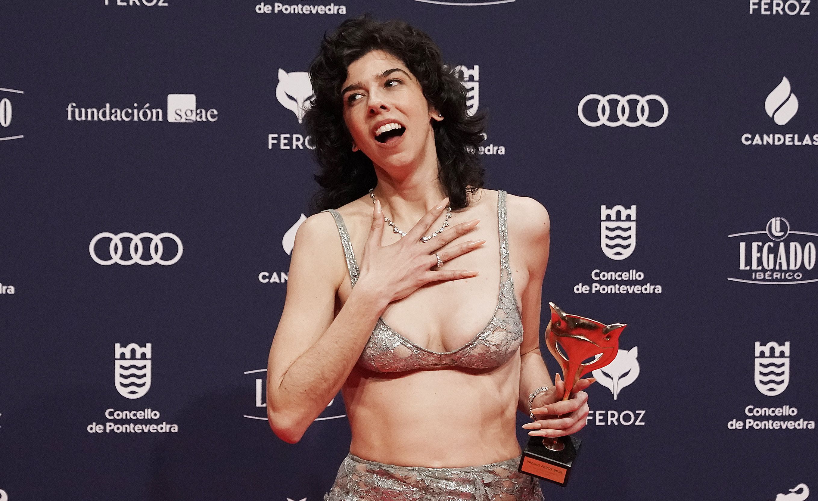 Os gañadores dos Feroz posan cos premios que recolleron en Pontevedra