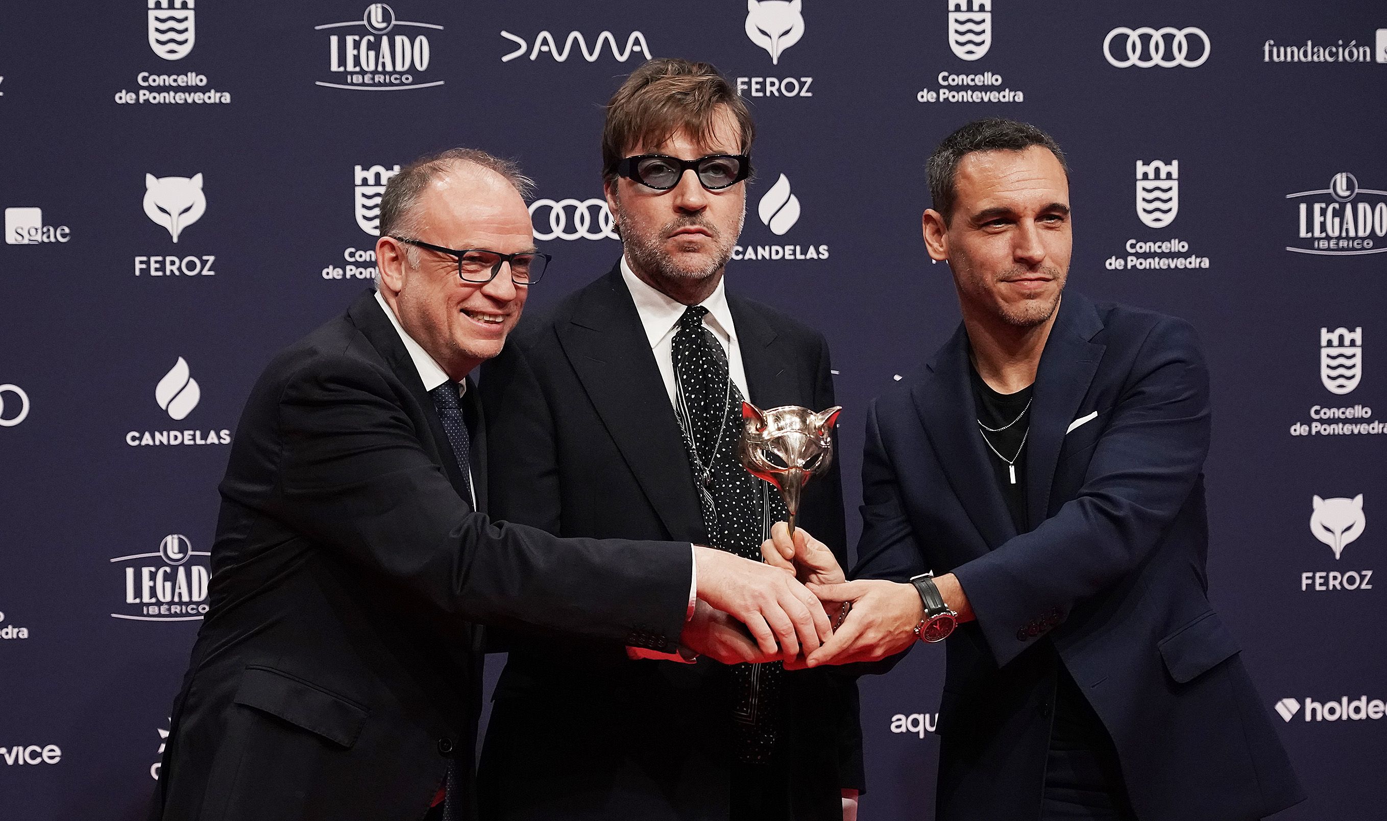 Os gañadores dos Feroz posan cos premios que recolleron en Pontevedra