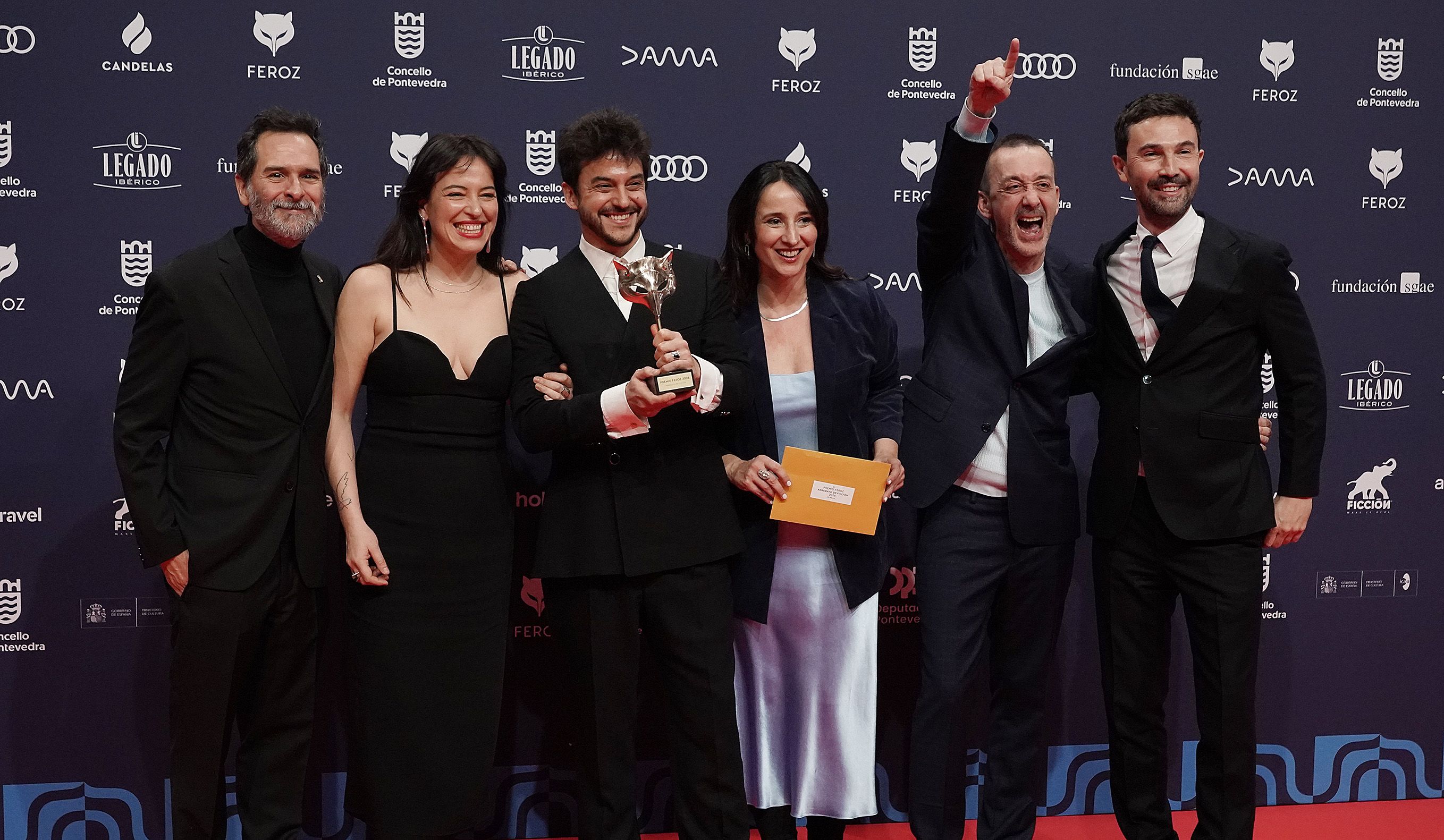Os gañadores dos Feroz posan cos premios que recolleron en Pontevedra