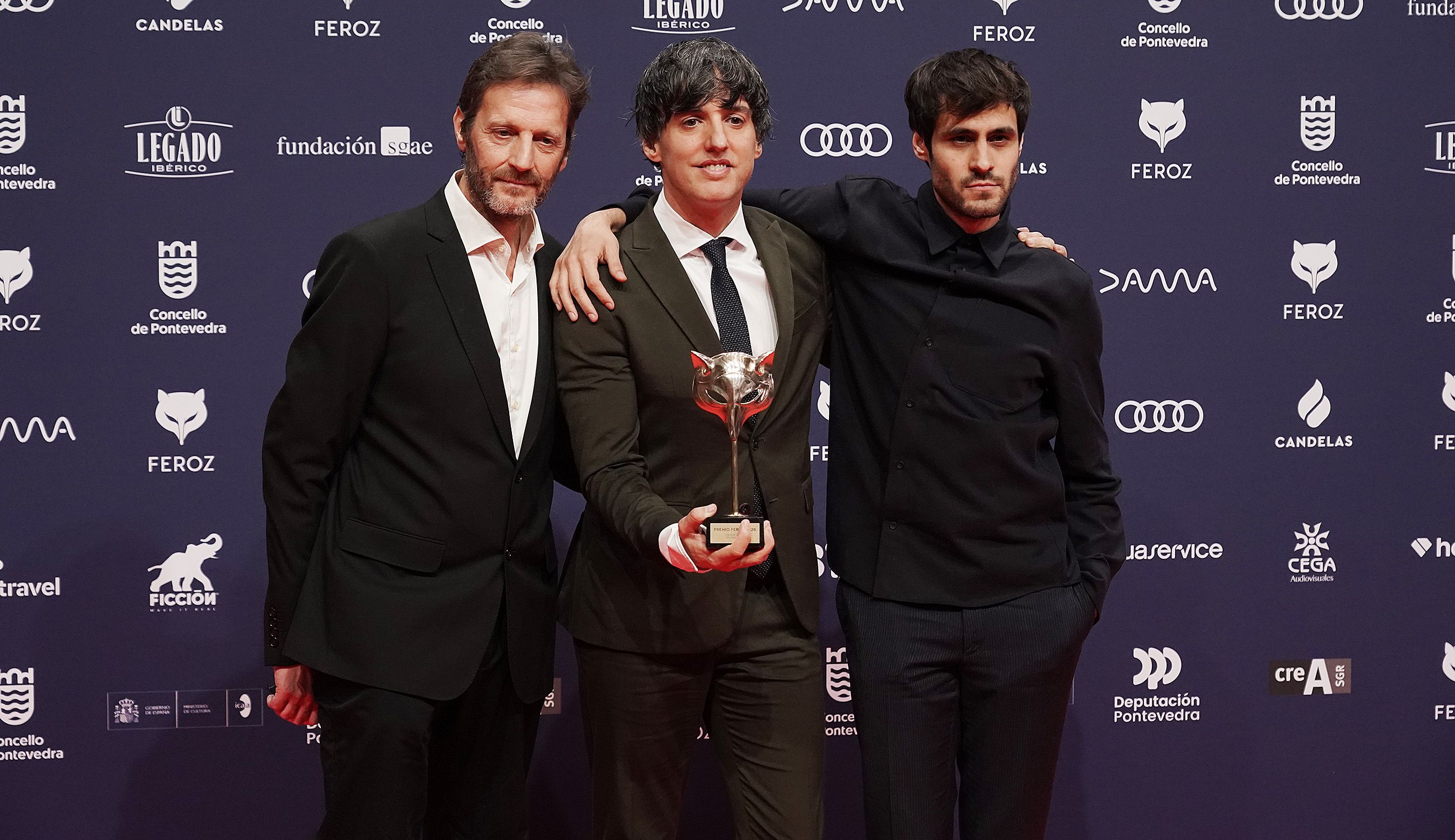 Os gañadores dos Feroz posan cos premios que recolleron en Pontevedra