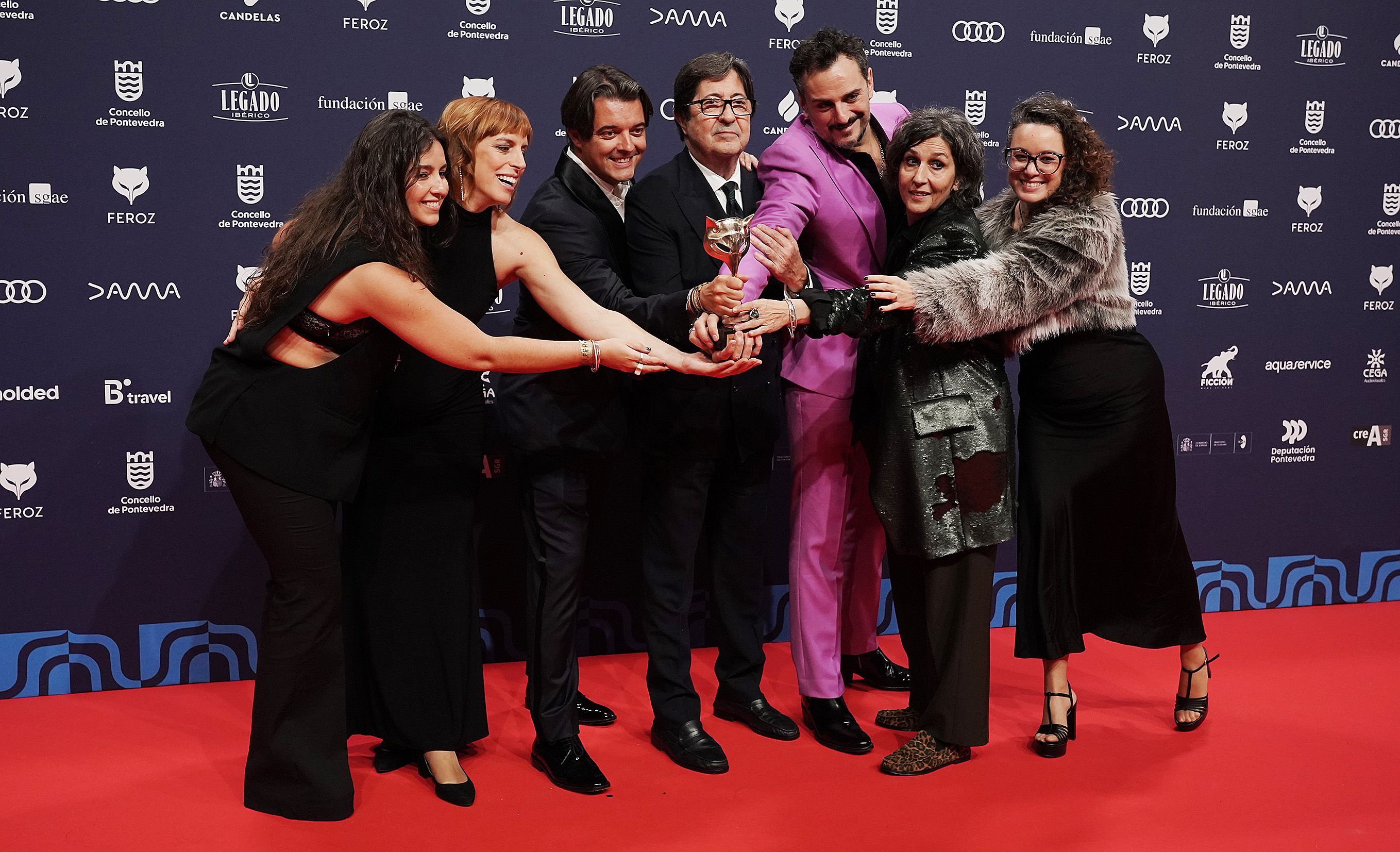 Os gañadores dos Feroz posan cos premios que recolleron en Pontevedra