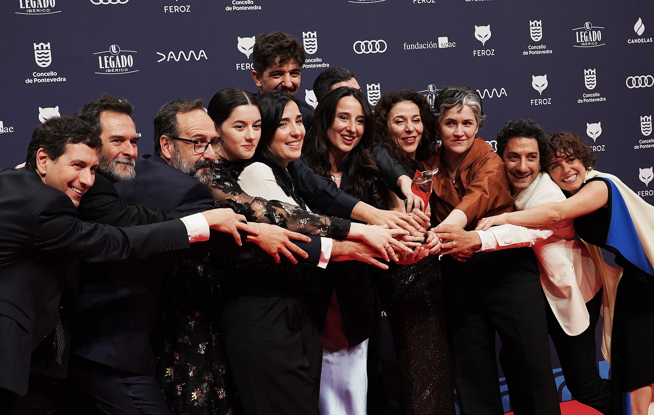 Os gañadores dos Feroz posan cos premios que recolleron en Pontevedra