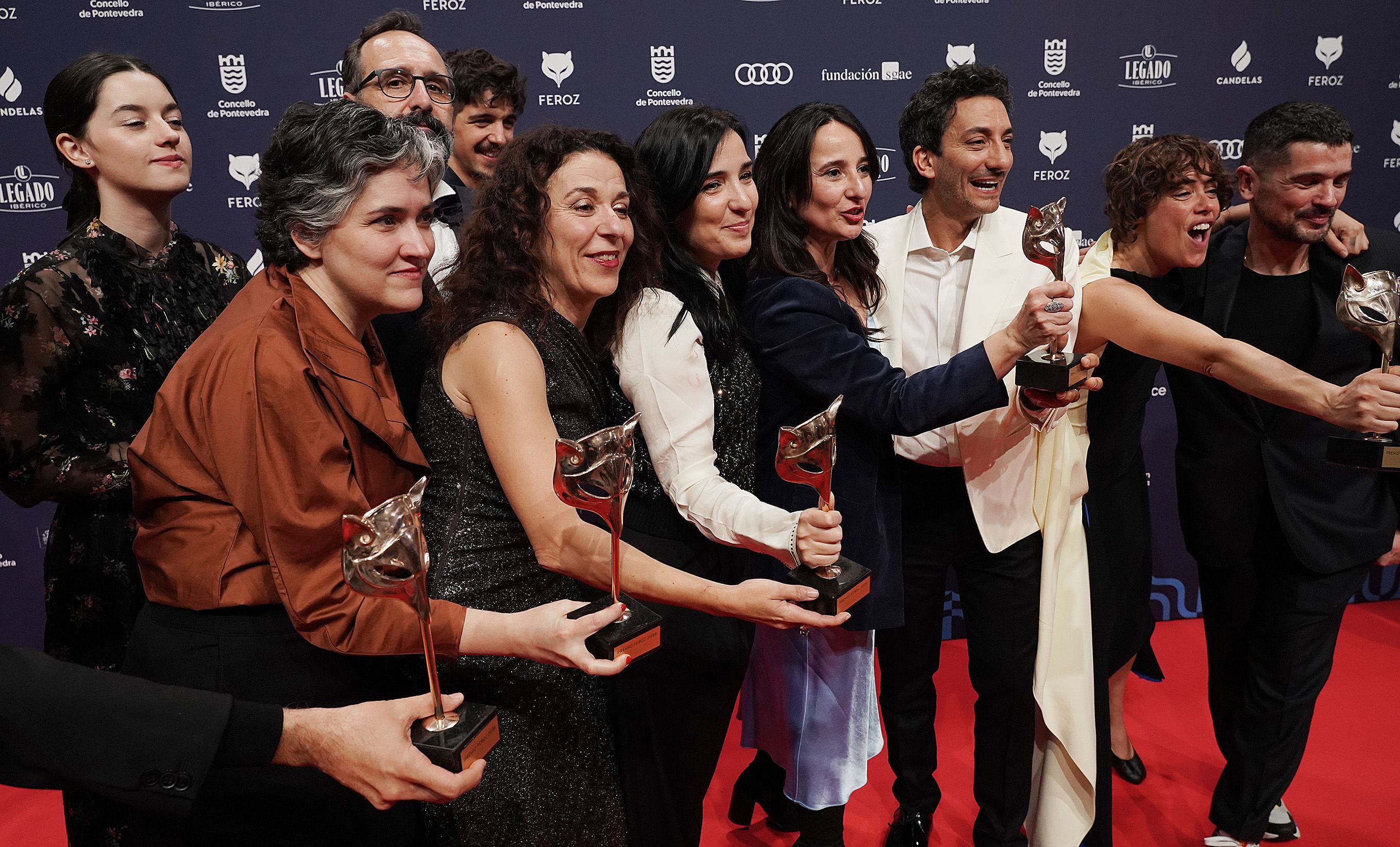 Os gañadores dos Feroz posan cos premios que recolleron en Pontevedra