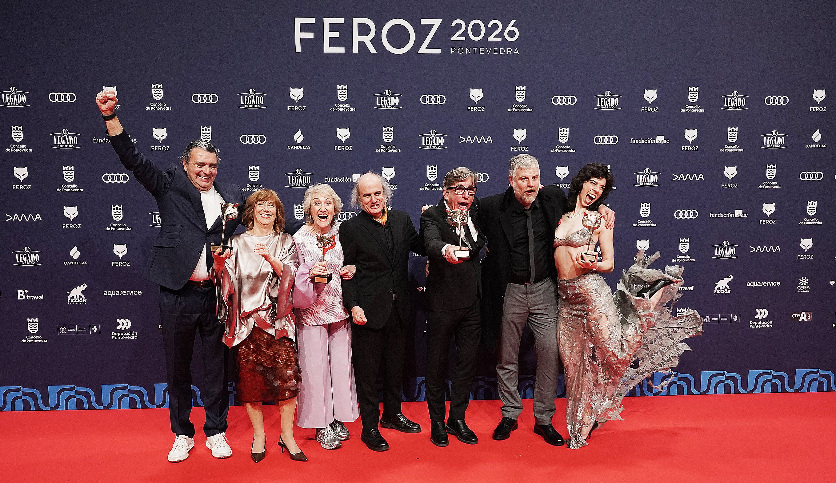 Os gañadores dos Feroz posan cos premios que recolleron en Pontevedra