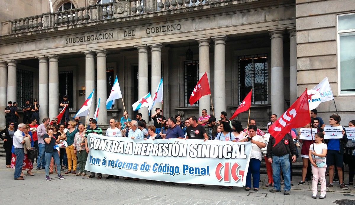 Protesta de representantes sindicais da CIG contra a Lei Mordaza