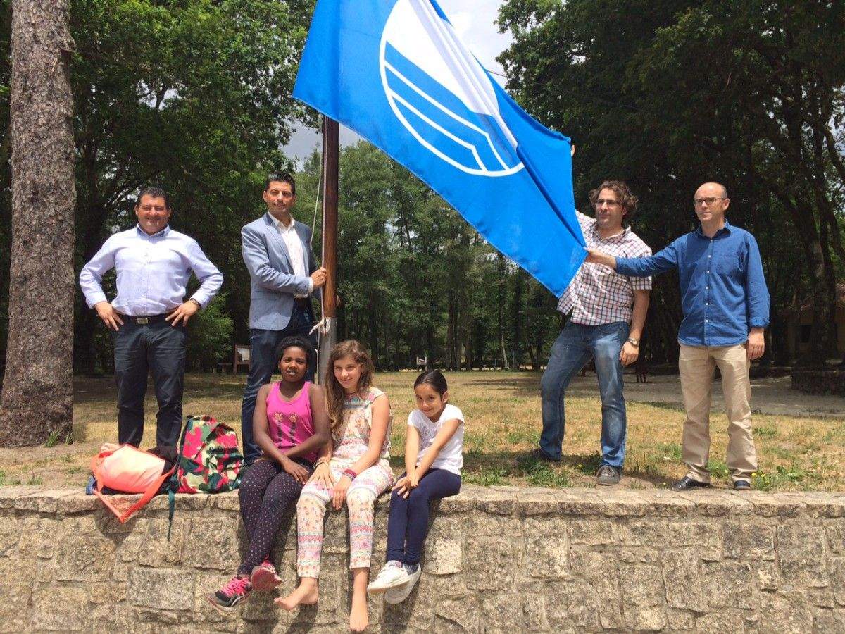 Izado da Bandeira Azul na praia fluvial da Calzada