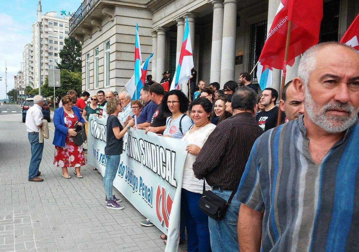 Protesta de representantes sindicais da CIG contra a Lei Mordaza