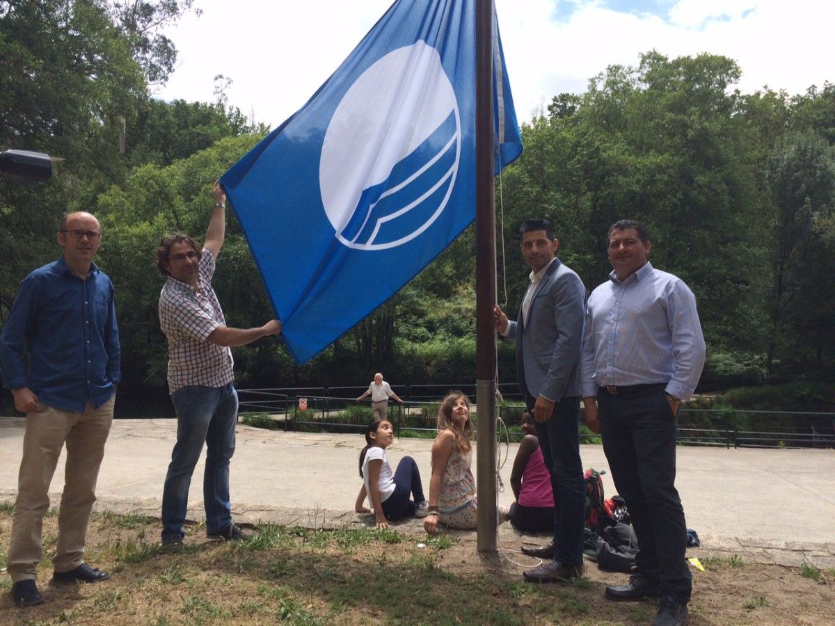 Izado da Bandeira Azul na praia fluvial da Calzada