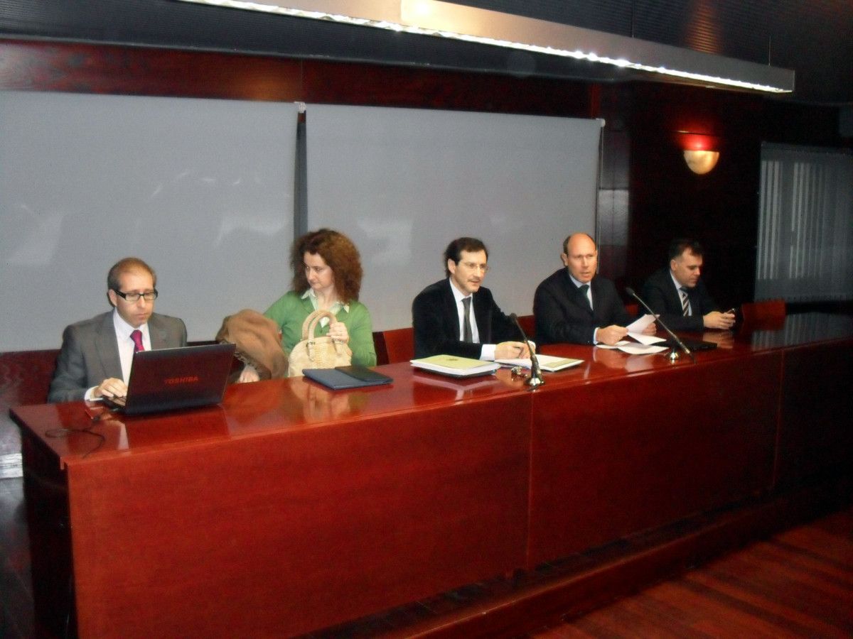 Reunión de los abogados pontevedreses en la sede del Colegio de Abogados