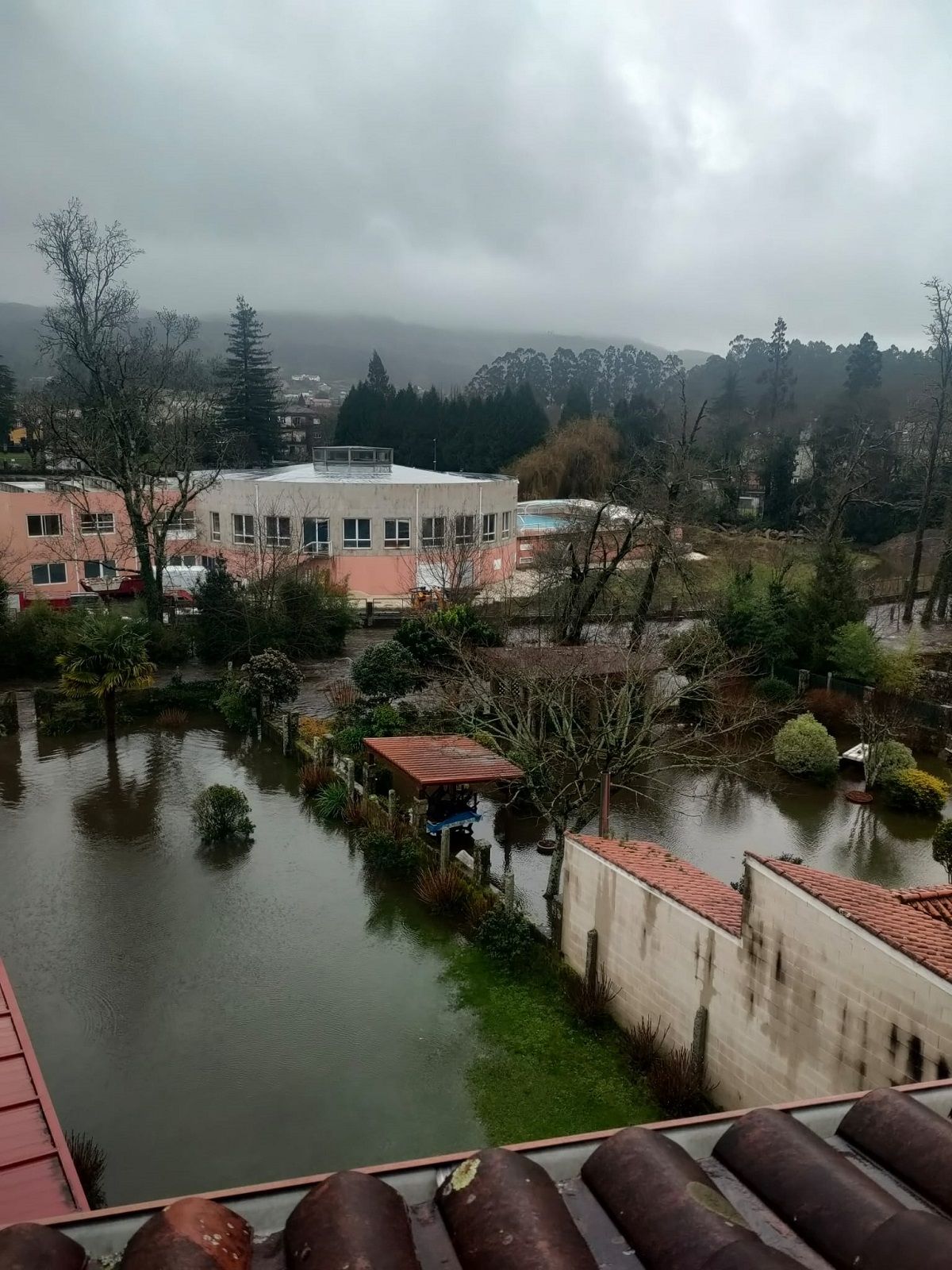 El río Gallo, desbordado en Cuntis por la borrasca Joseph