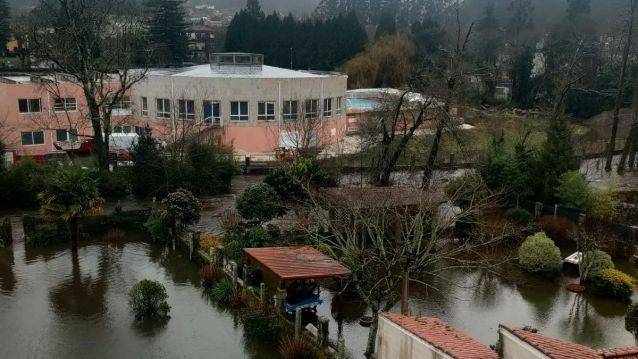 O río Gallo, desbordado en Cuntis pola borrasca Joseph