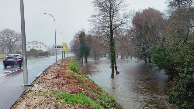 O río Gallo, desbordado en Cuntis pola borrasca Joseph