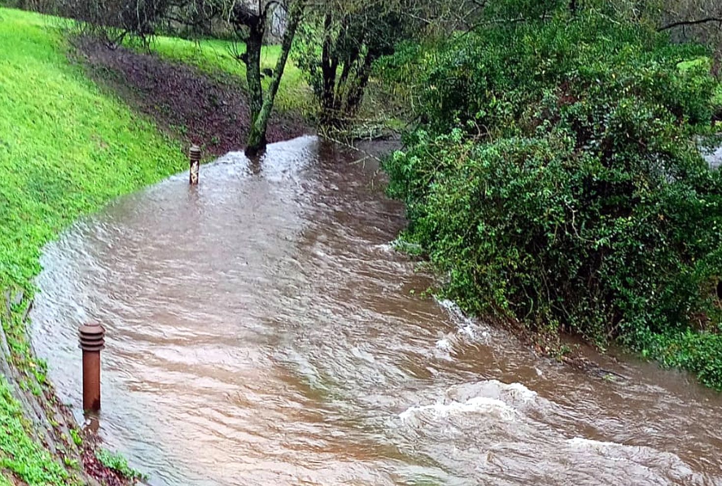 Inundación del río Gafos ocupando el tramo peatonal