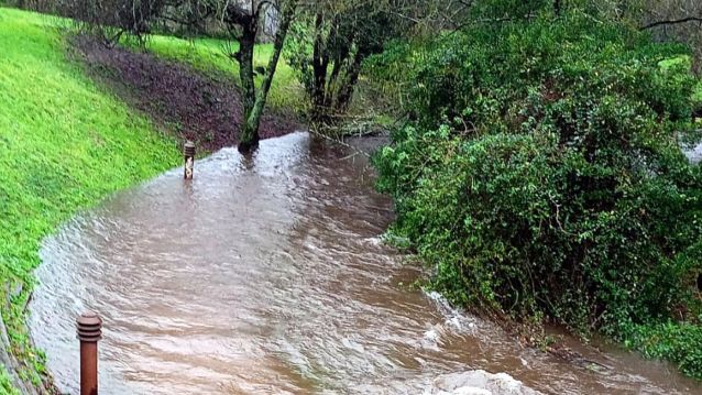 Enchente do río Gafos ocupando o tramo peonil