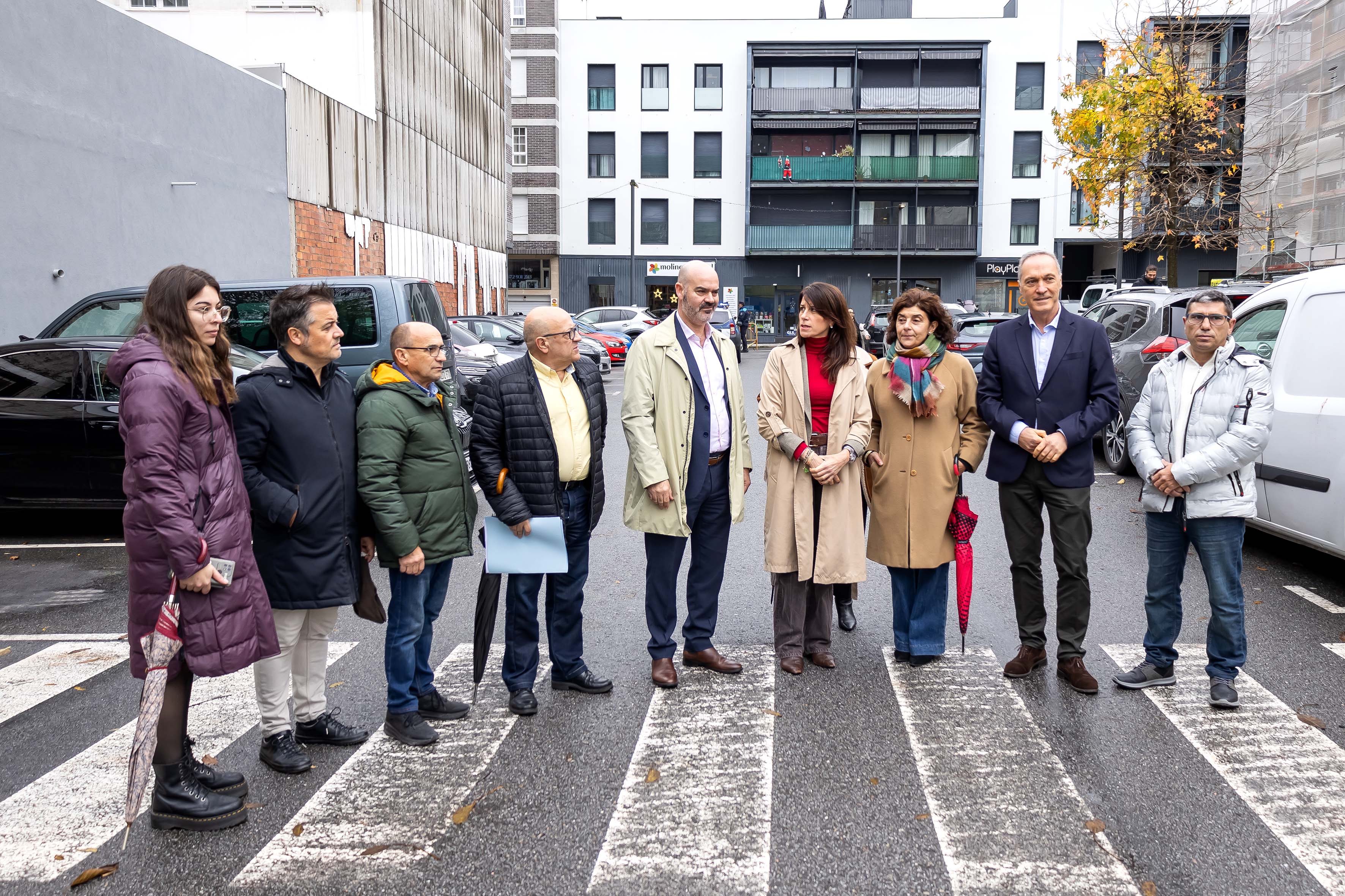 La conselleira María Martínez Allegue con el alcalde Félix Juncal en la zona de As Lagoas en Bueu