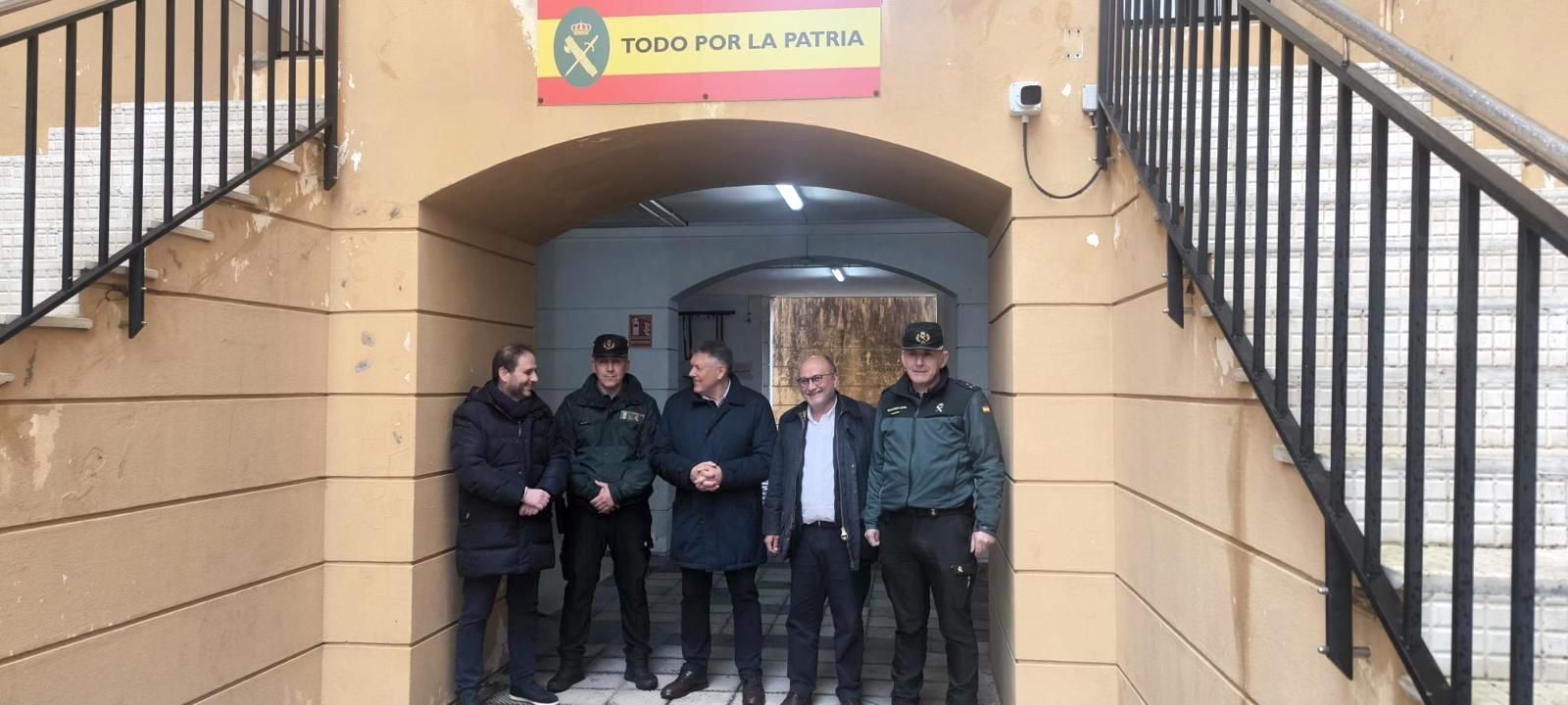 Visita de Abel Losada e Telmo Martín ao cuartel da Garda Civil de Sanxenxo
