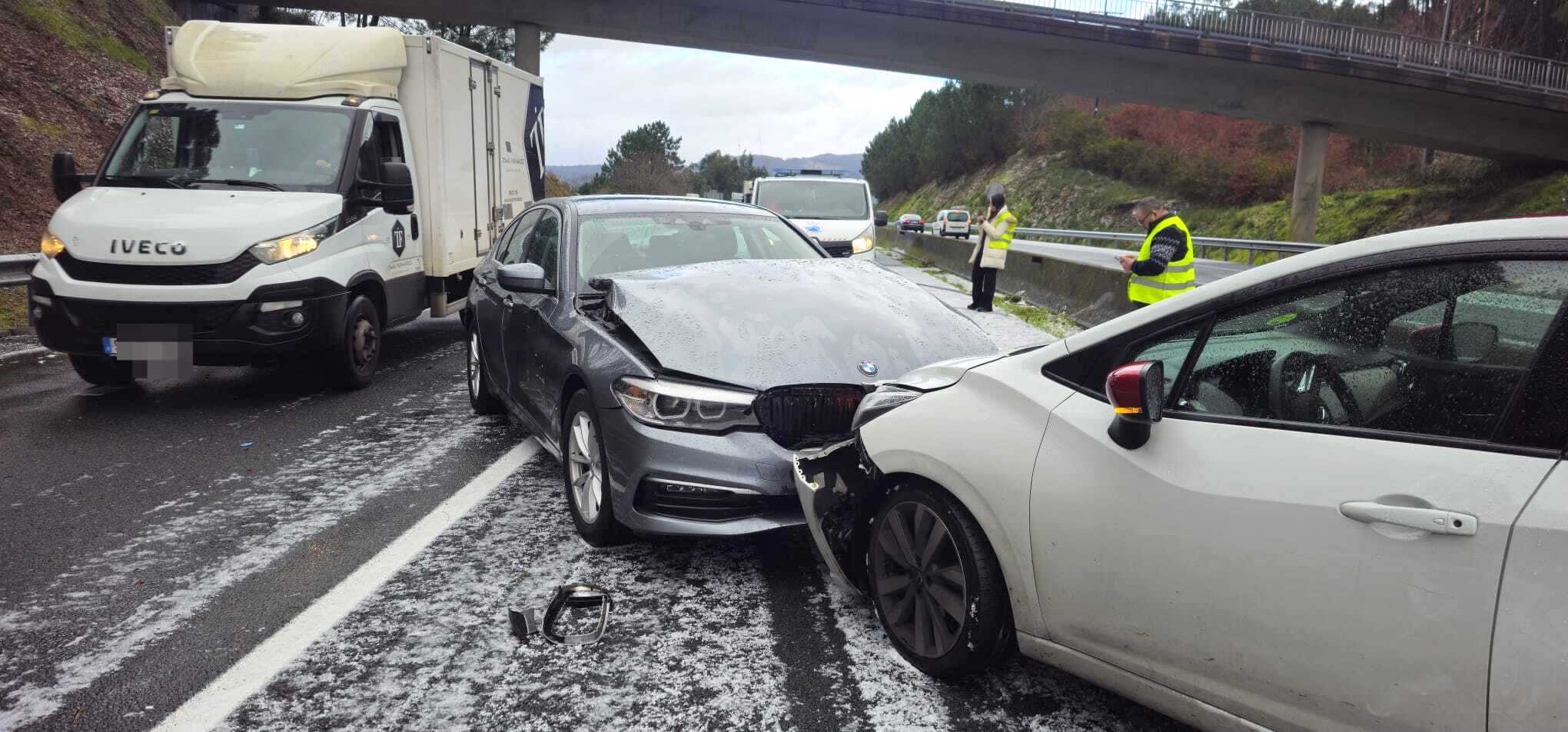 Accidente con varios vehículos implicados en la AP-9 por una granizada