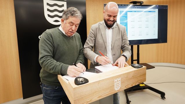 Miguel Anxo Fernández Lores e Iván Puentes firman el acuerdo para el presupuesto de 2026