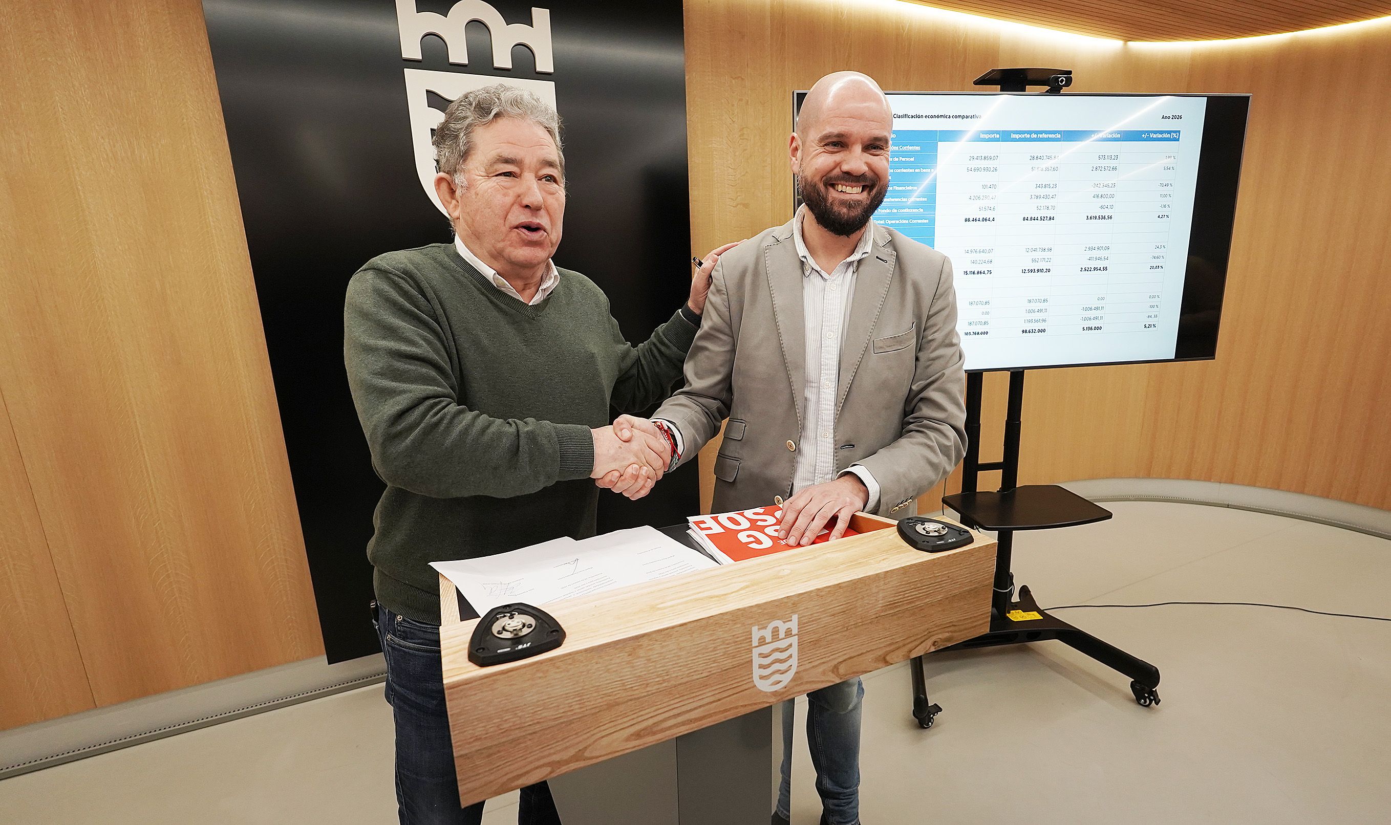 Miguel Anxo Fernández Lores e Iván Puentes firman el acuerdo para el presupuesto de 2026