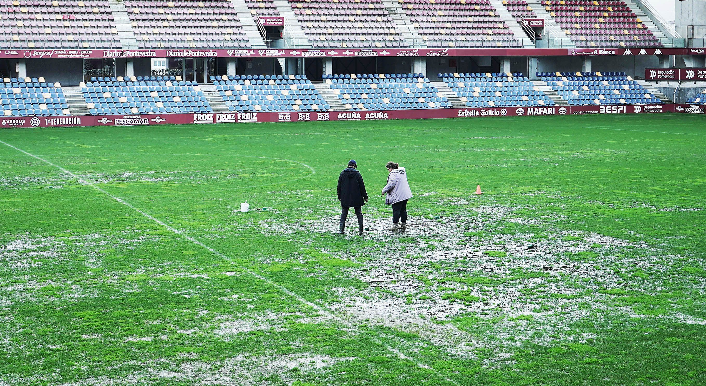 Operarios revisando o céspede de Pasarón o mércores 28 de xaneiro de 2026