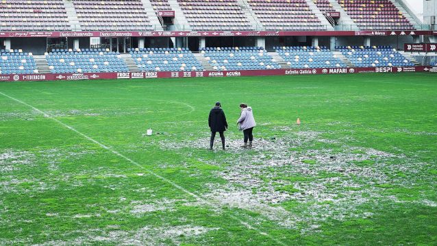 Operarios revisando el césped de Pasarón el miércoles 28 de enero de 2026