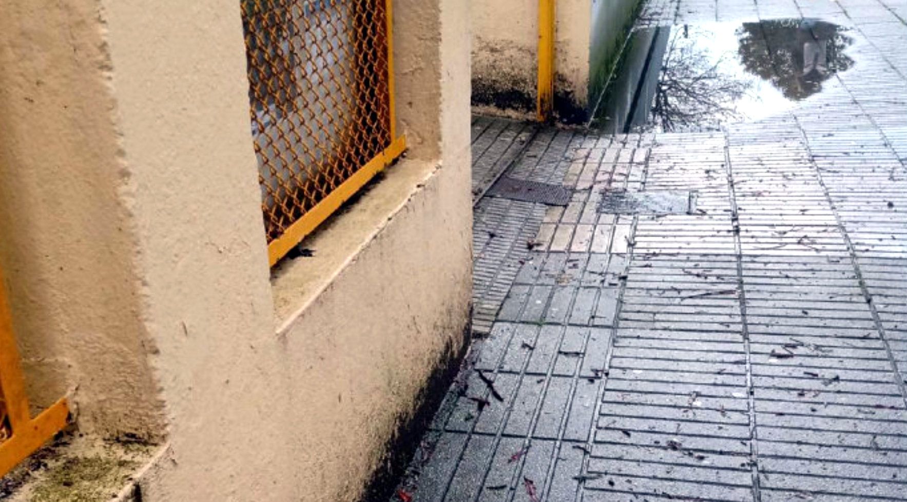 Bache con agua en una acera de A Xunqueira