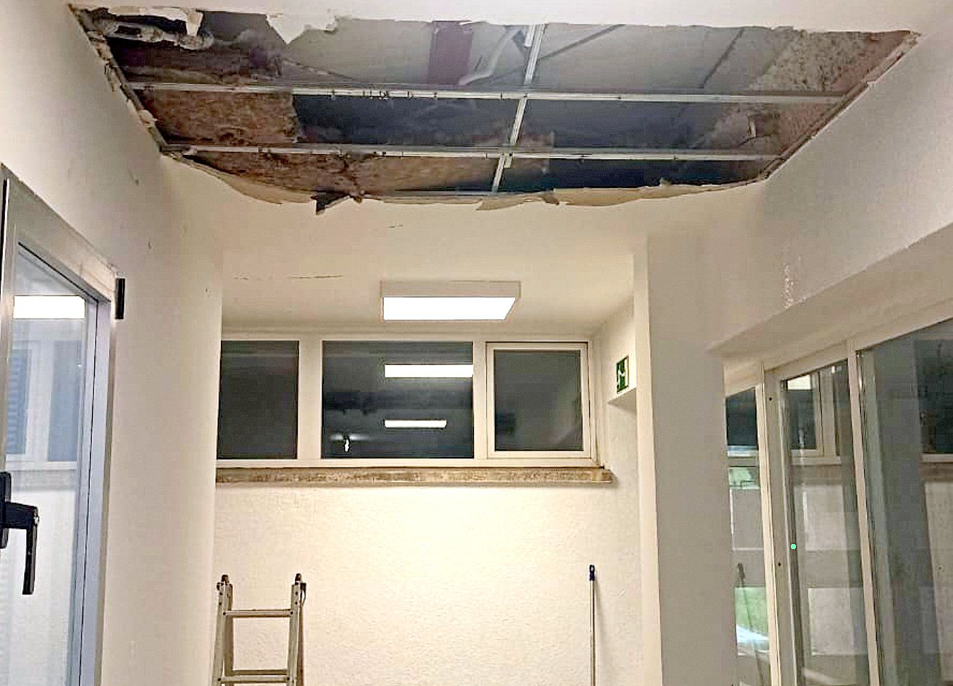 Falso techo desprendido en el CEIP A Xunqueira I