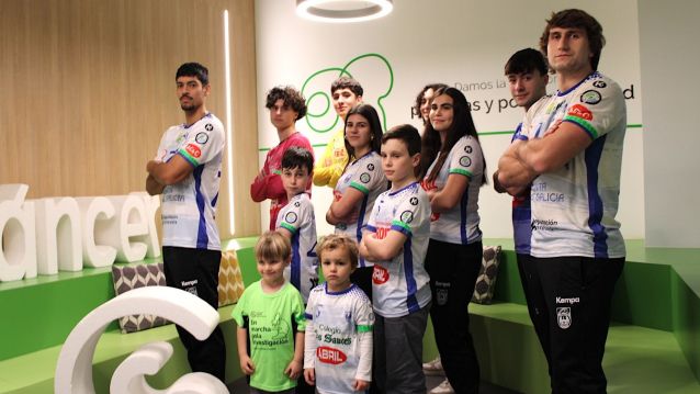 Deportistas del Cisne con los Brazaletes de Esperanza de la AECC