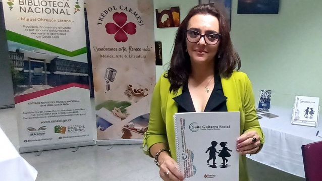 Natalia Esquivel Benítez muestra el libro impreso de la Suite Guitarra Social, obra presentada el 28 de enero en la Benemérita Biblioteca Nacional de Costa Rica