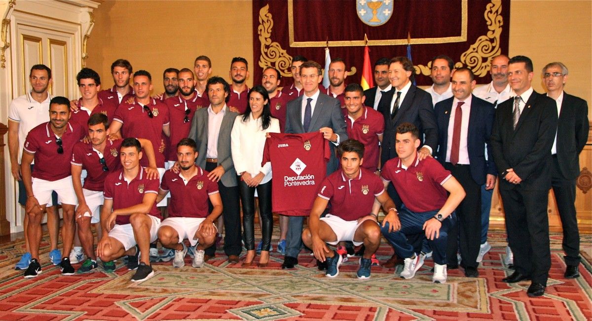 Alberto Núñez Feijóo recibe al Pontevedra tras el ascenso a Segunda B