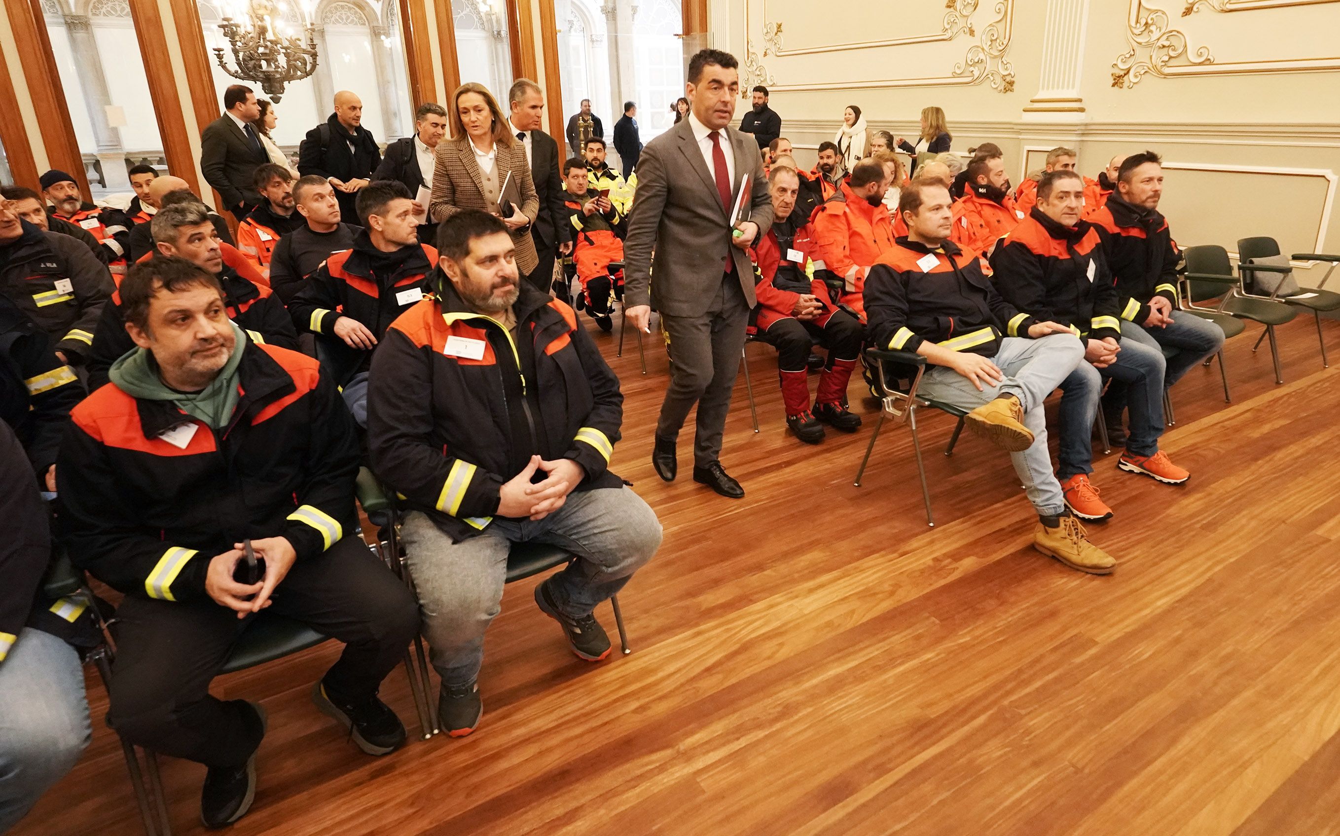 Presenza de persoal dos GES no pleno da Deputación